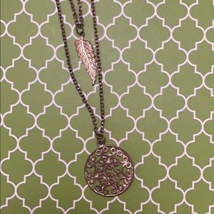 Fashion jewelry necklace w leaf & circle pendant